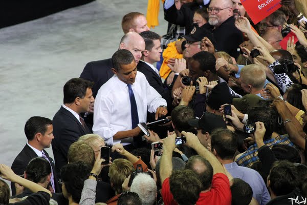 Obama Signing iPad