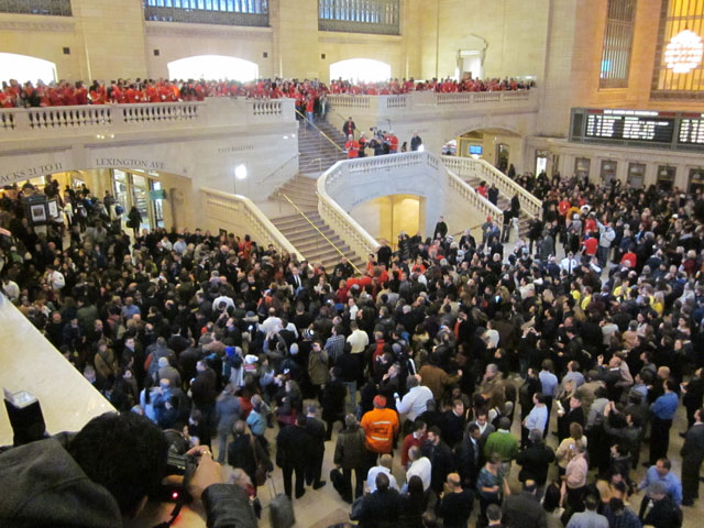 Video: Thousands queue up for Apple's Grand Central store - Apple 2.0 - Fortune Tech