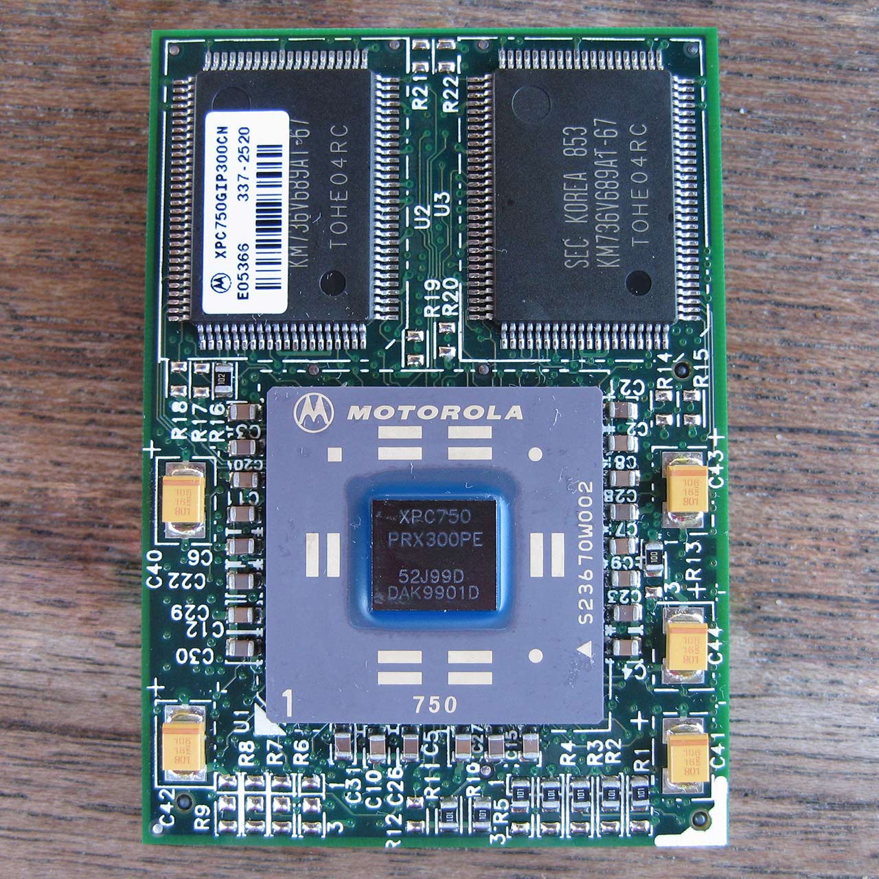 En 300 MHz PowerPC 750-processor på en CPU-modul från en PowerMac G3.