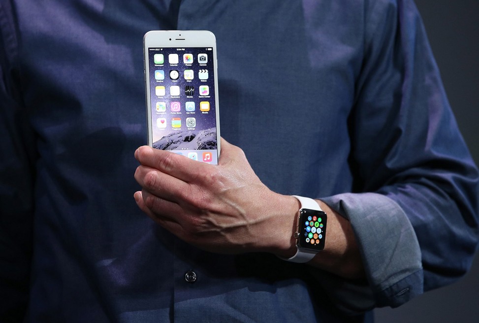 Tim Cook iPhone 6 Plus Apple Watch